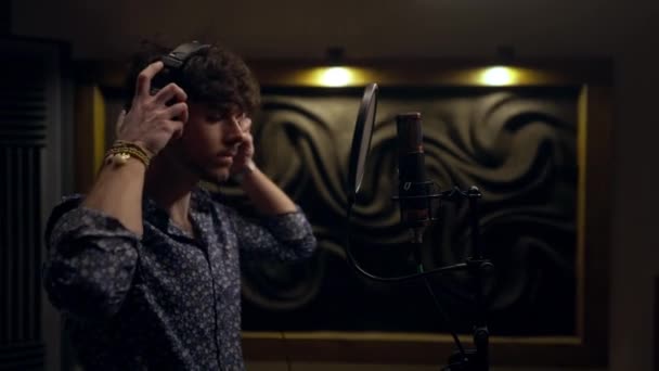 Chanteur Calme Dans Casque Enregistrement Piste Musicale Dans Studio Enregistrement — Video