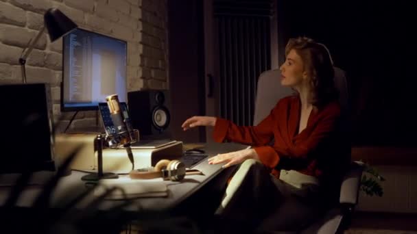 女性音频制作人坐在工作场所 开始在音乐录音工作室工作 使用混合编程软件创作很酷的歌曲 富有创造力的女音乐家正在努力创作新歌 — 图库视频影像