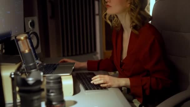 Bonito Designer Feminino Digitando Teclado Enquanto Trabalhava Laptop Computador Editando — Vídeo de Stock