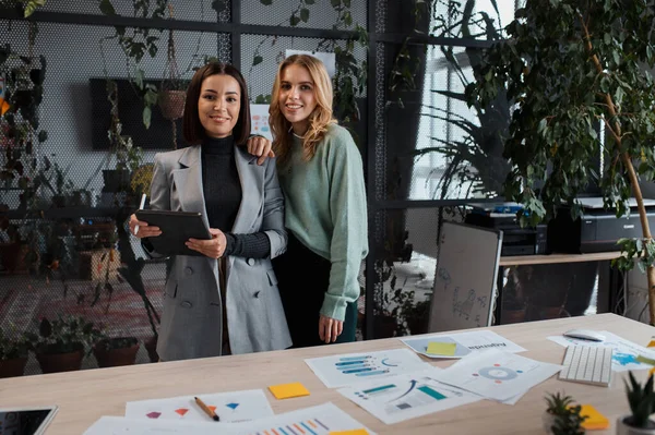 Two Millennial Women Looking Camera Confidently Posing Office Break Young – stockfoto