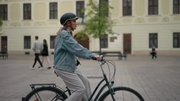 Blonde Smiling Woman Protective Helmet Cycling Alone Street Happy Tourist — Stock Video