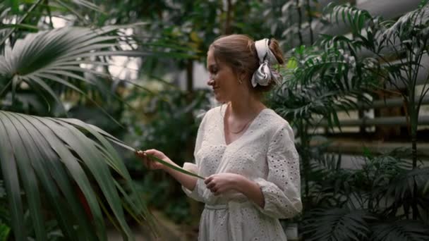 Glückliche Blonde Frau Weißen Romantischen Kleid Berührt Palmblatt Botanischem Garten — Stockvideo