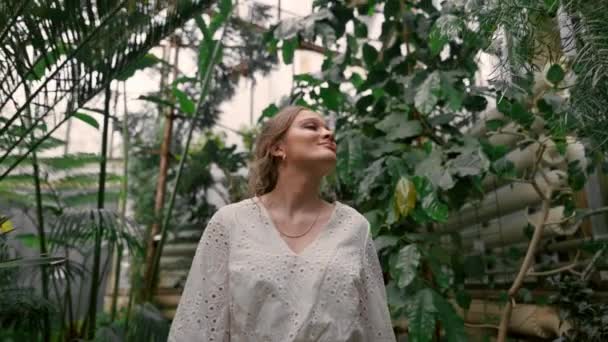 Lány Egy Botanikus Kertben Zöld Levelek Fehér Üveg Háttérben Boldog — Stock videók