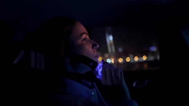 Mulher Negócios Sentada Dentro Carro Usando Óculos Noite Luz Néon — Vídeo de Stock