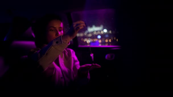 Ciddi Bir Kadını Arabada Otururken Gümüş Zincir Üzerindeki Ametist Kristalini — Stok video
