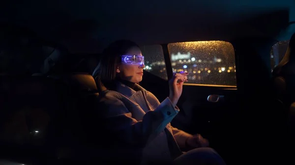 Muotokuva Älykäs Nuori Nainen Istuu Takana Auton Yllään Virtuaalitodellisuus Lasit — kuvapankkivalokuva