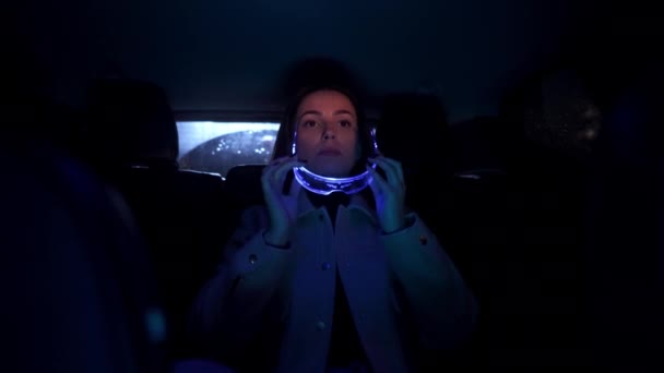 Sanal Gerçeklik Gözlüğü Takmış Arabanın Arkasında Oturan Zeki Genç Bir — Stok video