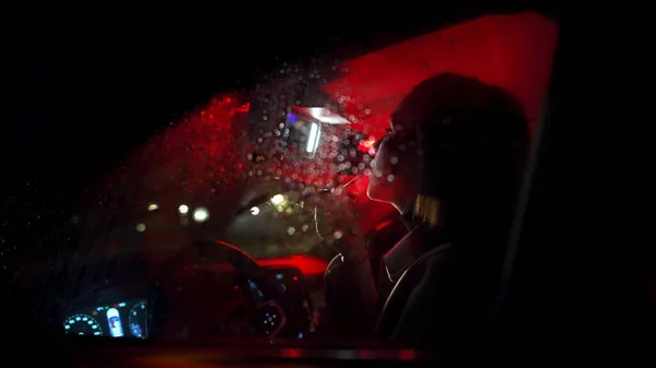 Esmer Kadını Aynaya Bakıyor Geceleri Açık Renkli Arabasıyla Makyaj Yapıyor — Stok fotoğraf