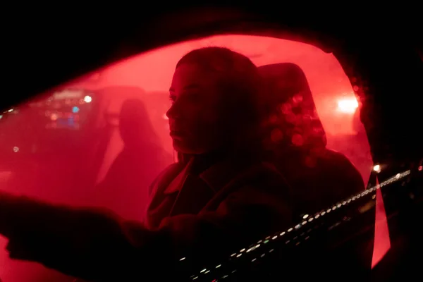 Alvorlige Forretningskvinner Nyter Nattkjøring Mens Sitter Kjører Bakgrunnsbilen Med Rødt – stockfoto