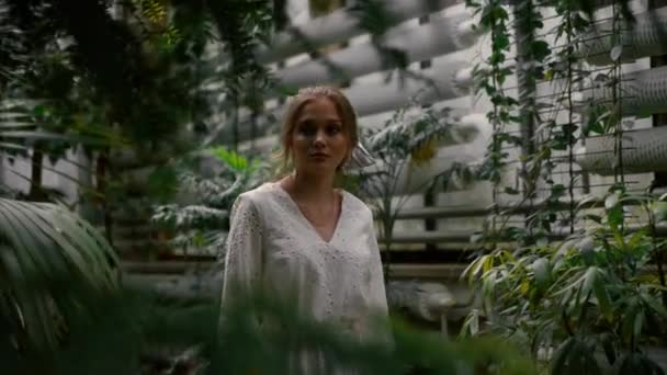 Klidná Zasněná Žena Bílých Romantických Šatech Přecházející Botanickou Zahradu Dotýkající — Stock video