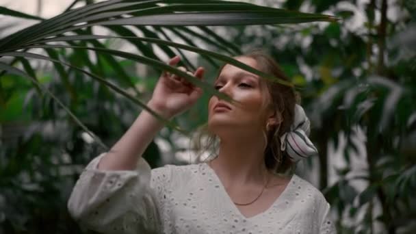 Jovencita Interesada Vestido Blanco Paseando Por Jardín Botánico Examinando Las — Vídeos de Stock