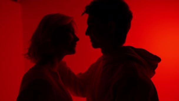 Boldog Fiatal Pár Csók Ölelés Ünneplő Szerelmüket Valentin Nap Piros — Stock videók