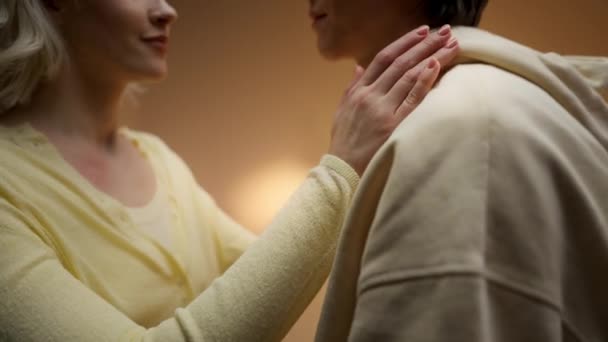 소녀와 매력적인 남자가 서로를 만지고 노란색 스튜디오 배경에서 — 비디오