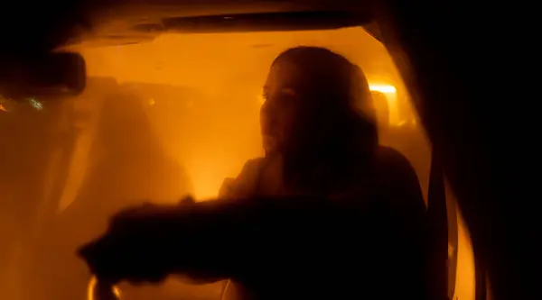 Muotokuva Vakava Nainen Nauttii Yöajosta Istuessaan Autossa Katsoessaan Kameraa Oragne — kuvapankkivalokuva