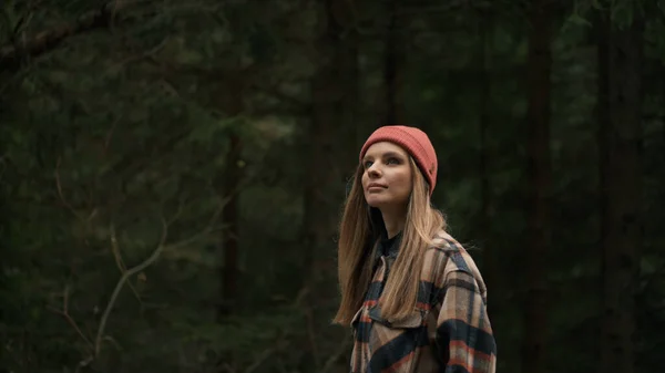 Female Traveler Walking Mountain Forest Young Woman Outdoors Enjoying Freedom – stockfoto