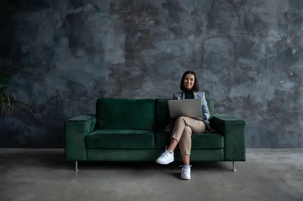 Ung Vakker Forretningskvinne Smiler Utgjør Mens Hun Sitter Den Komfortable – stockfoto