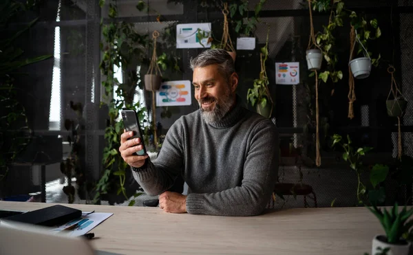 Senior Forretningsmann Som Jobber Mobiltelefon Smiler Til Kameraet Moderne Kontor – stockfoto
