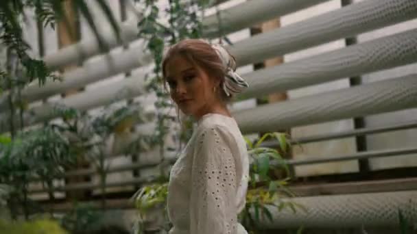 Entzückende Frau Mit Langen Haaren Die Ein Weißes Kleid Trägt — Stockvideo