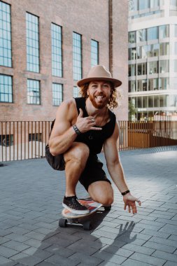 Kaykaycının, kaykayıyla caddelerde sürüşünü dikey olarak izlemek. Genç adam hafta sonu pateniyle egzersiz yapıyor. Genç adam kaykay konsepti kullanıyor. Dikey video