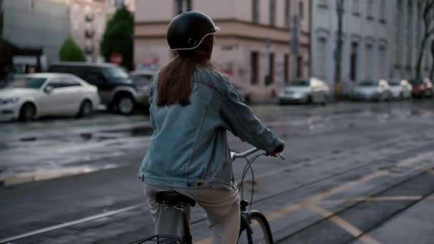 Visão Traseira Jovem Mulher Capacete Protetor Que Monta Uma Bicicleta — Vídeo de Stock
