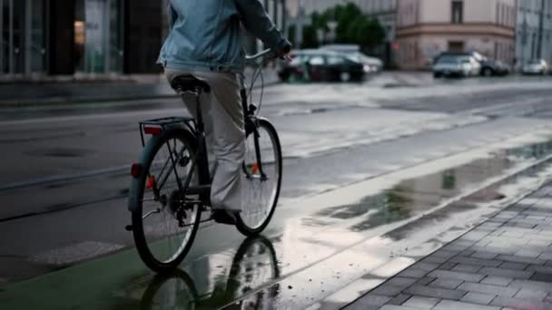 Közelkép Amint Fiatal Biciklizik Esti Városban Aktív Lány Kerékpározás Kerékpárral — Stock videók
