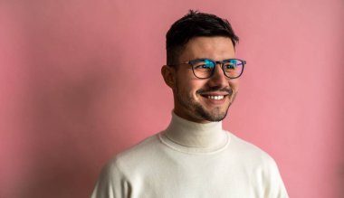 Gri arka planda duran bir iş adamının portresi. Yüksek kalite fotoğraf