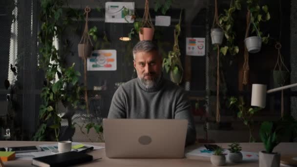 Pengusaha Senior Mengetik Keyboard Websurfing Saat Bekerja Kantor Eco Pria — Stok Video