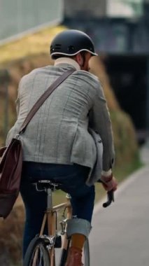 Genç hippi iş adamı bisikletle işe gidiyor. Yüksek kaliteli video
