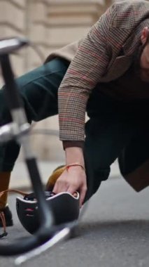  Bisiklet kazası, dizinden yaralanmış. Şehirde bir bisiklet kazası. Adam bisikletten düştü. 4k video