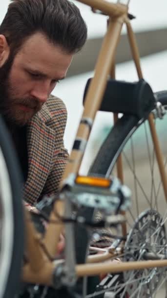 Человек Проверяет Колеса Велосипеде Ремонт Велосипеда Высокое Качество Видео — стоковое видео