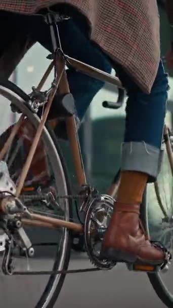 Midsection Feche Perna Tiro Homem Negócios Com Bicicleta Viajando Para — Vídeo de Stock
