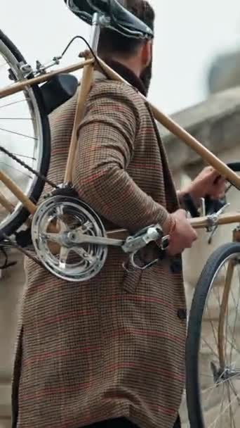 Joven Hombre Elegante Llevando Bicicleta Arriba Bicicleta Retro Día Soleado — Vídeos de Stock
