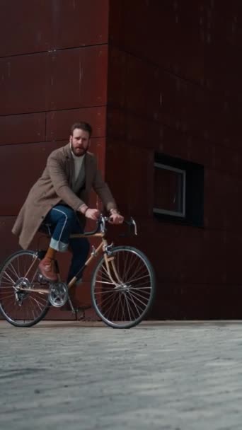 スタイリッシュなハンサムな男が自転車に停車します パックショットコピースペースヒップスター労働者 高品質4K映像 — ストック動画