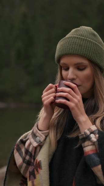 Tourist Girl Stopped Mountain River Drinking Coffee Backdrop Mountains Woman — Αρχείο Βίντεο
