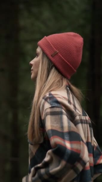 Female Traveler Walking Mountain Forest Young Woman Outdoors Enjoying Freedom — Vídeos de Stock