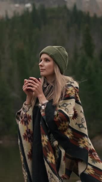 Задоволена Жінка Рюкзак Гарячий Чай Розслабляється Горах Природа Осінній День — стокове відео