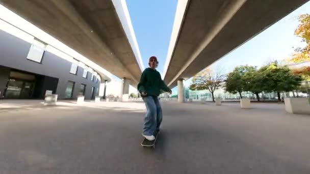 年轻凉爽的千禧年溜冰在城市 青少年嬉皮士 全景拍摄的年轻人在城市滑冰 高质量的4K镜头 — 图库视频影像