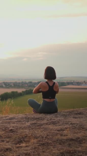 Задний Вид Спокойной Брюнетки Медитирующей Сидящей Позе Лотоса Природе Девушка — стоковое видео