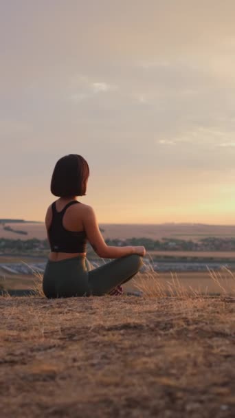 Back View Caucasian Women Sitting Hill Relaxing Holiday Yoga Meditation — Vídeo de stock