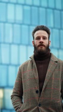 Genç İşletme Müdürü işe yürüyerek gidiyor. Çevre dostu nakliye aracı. 4k video