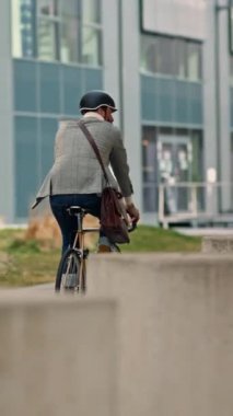 Genç hippi iş adamı bisikletle işe gidiyor. Yüksek kaliteli video