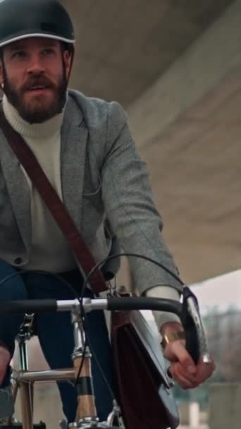 自転車を持った若者 現代のビジネスエリアでクリエイティブなビジネスマン 4Kについて — ストック動画