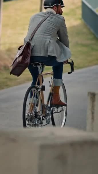 Rückansicht Geschäftsmann Der Einem Bike Arbeitet Umweltfreundlicher Transport Hochwertiges Filmmaterial — Stockvideo