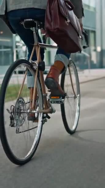 Nahaufnahme Eines Geschäftsmannes Der Mit Dem Fahrrad Zum Büro Pendelt — Stockvideo