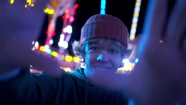 Homme Adolescent Créatif Filature Caméra Exécutant Danse Contemporaine Parc Attractions — Video
