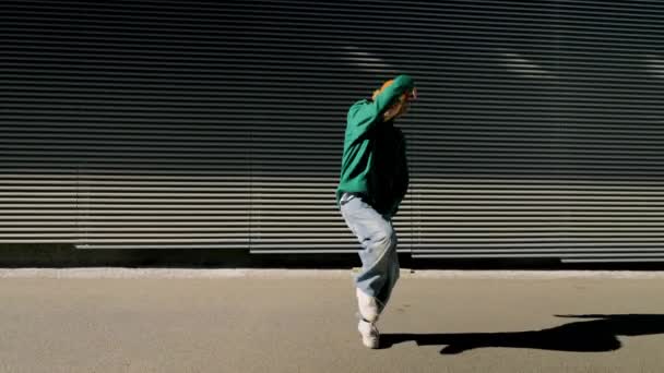 Caucasico Giovane Talento Ballerino Strada Breakdance Esecuzione Varie Mosse Danza — Video Stock