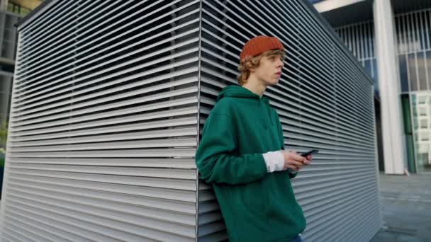 Współczesny Nastolatek Smsuje Telefonu Świeżym Powietrzu Kręcony Młodzieniec Niosący Smartfona — Wideo stockowe
