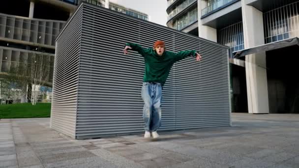 Taniec Człowiek Wykonując Różne Freestyle Taniec Zewnątrz Ścianie Ulicy Zabawy — Wideo stockowe