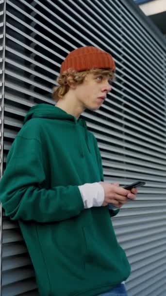 Современный Подросток Переписывается Телефоном Улице Крупным Планом Кудрявый Молодой Человек — стоковое видео