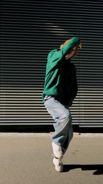 Творческий Молодой Талантливый Уличный Танцор Брейк Данс Исполнение Различных Танцевальных — стоковое видео